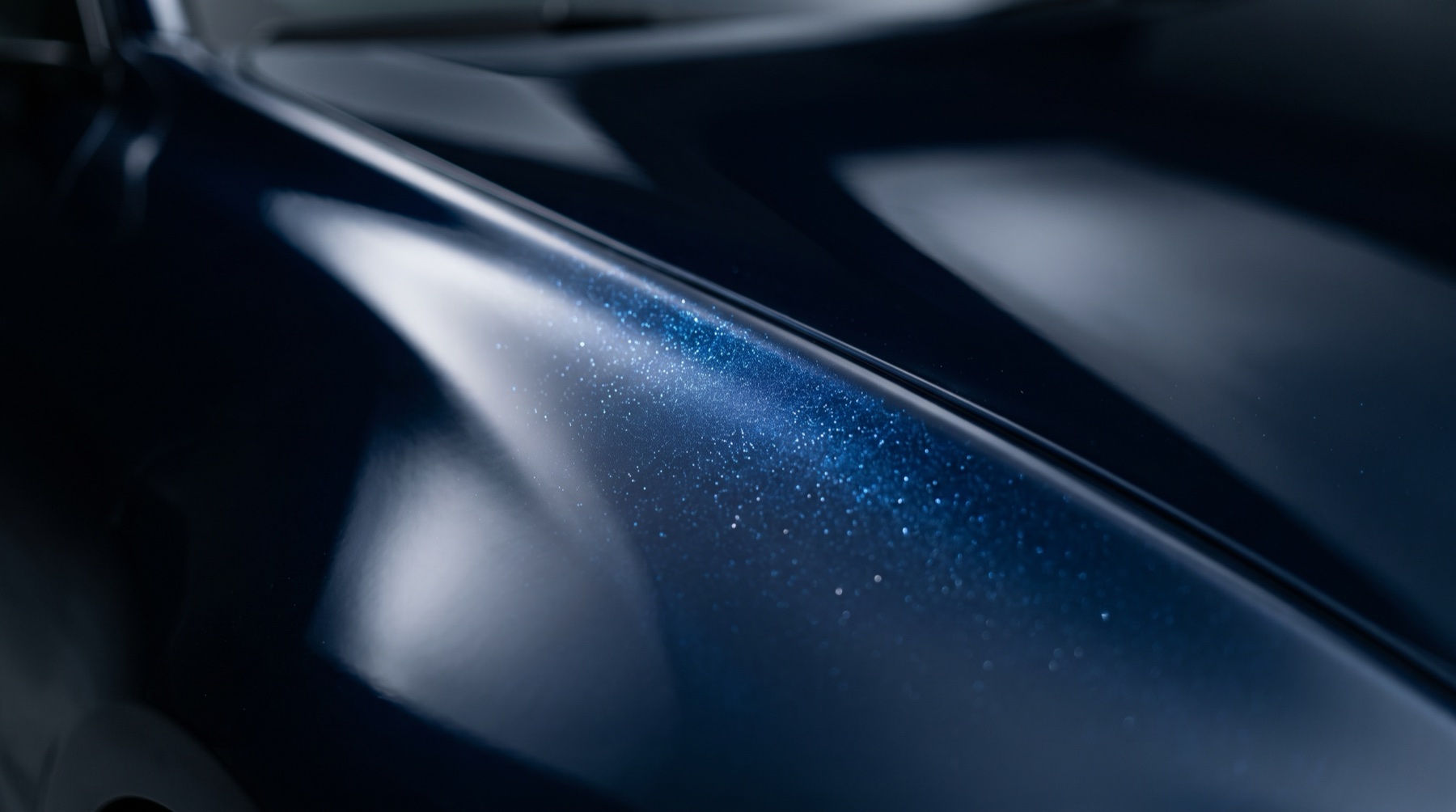 Vers gelakt carrosseriedeel in diep midnightblauw met spiegelende hoogglans lak