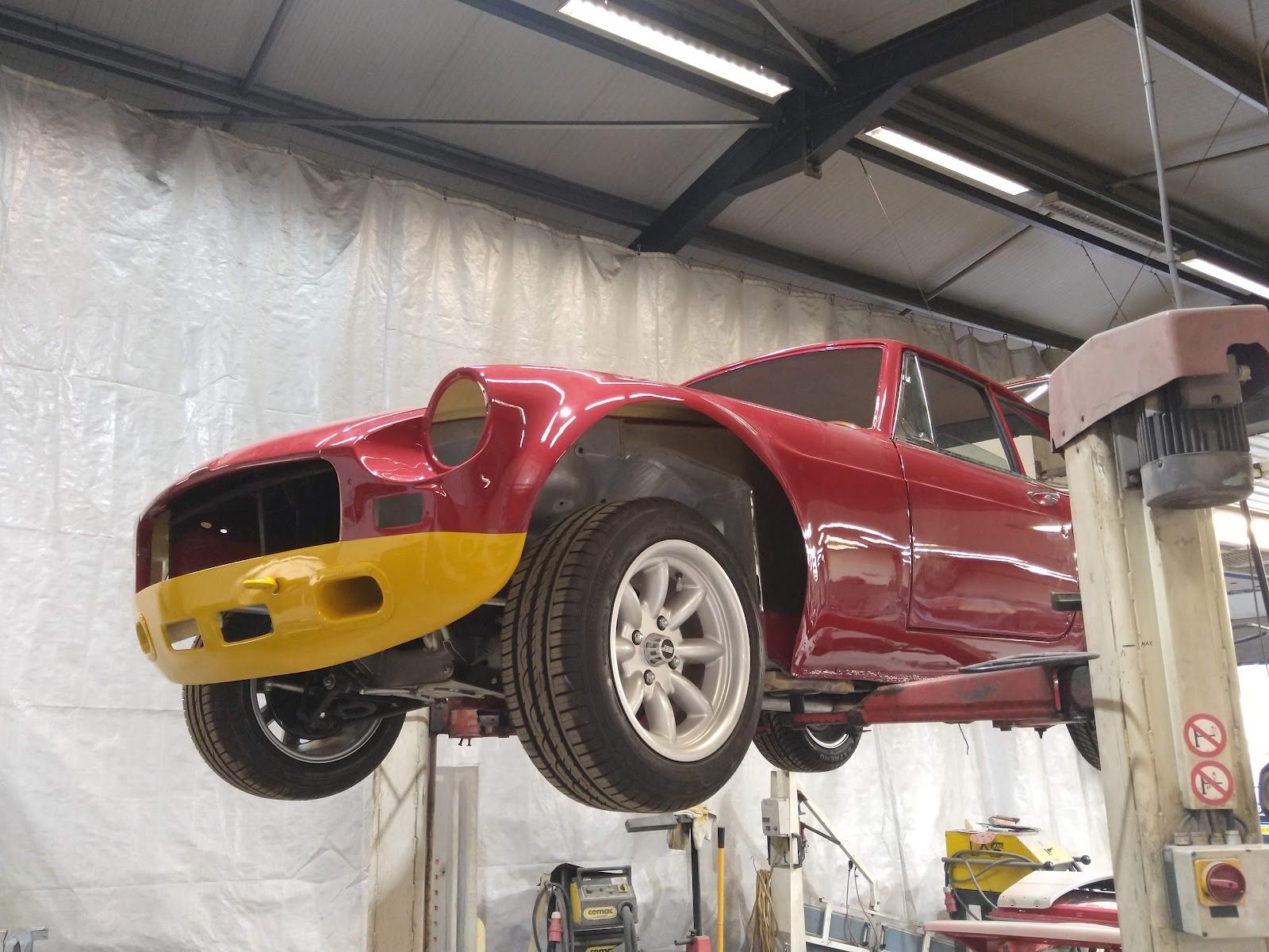 Vers gespoten carrosserie in hoogglans lak op de brug in de werkplaats