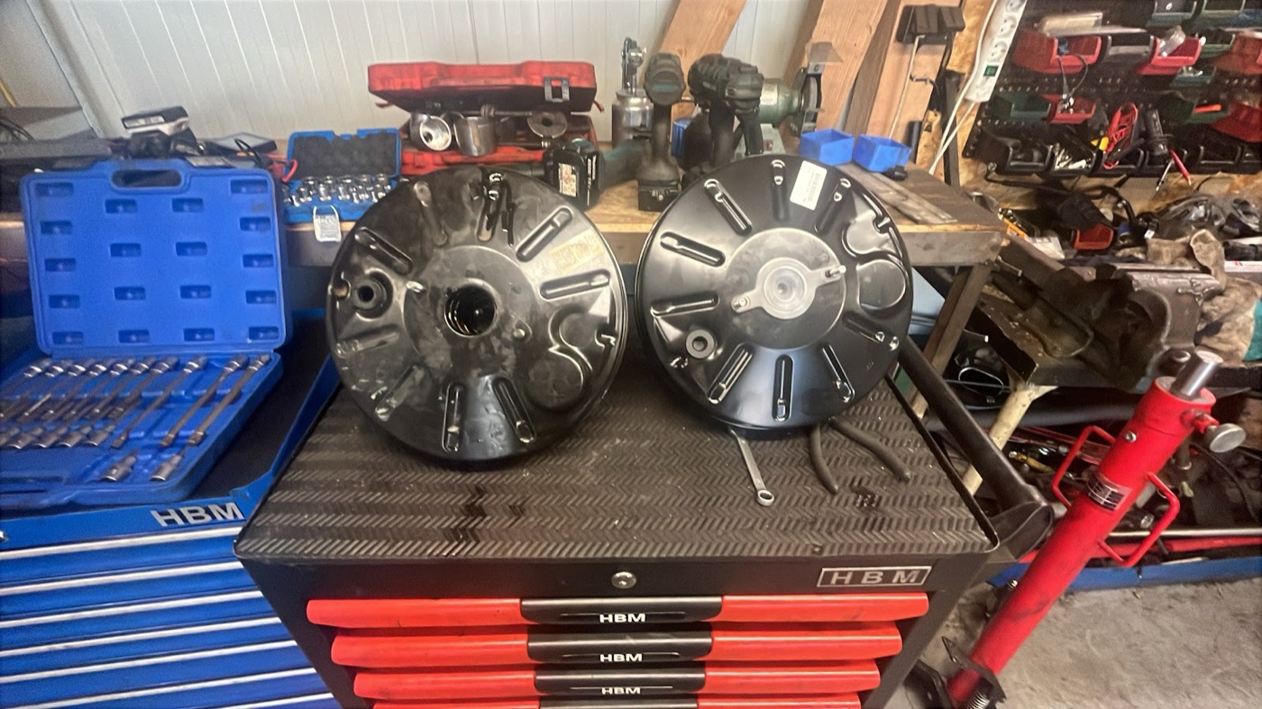 Gereedschap en onderdelen in de werkplaats van TopCoat